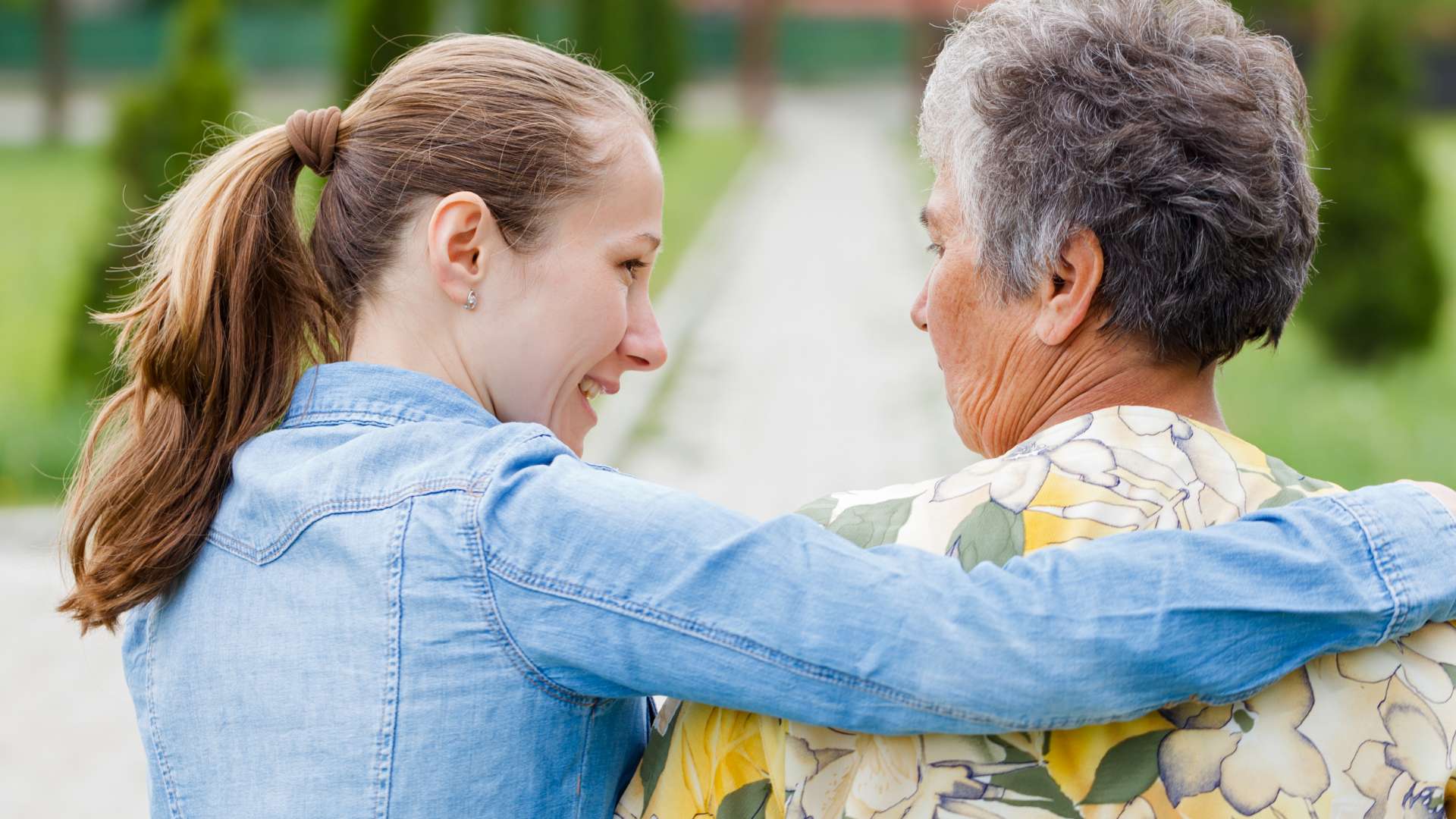 Mujer anciana y mujer joven paseando